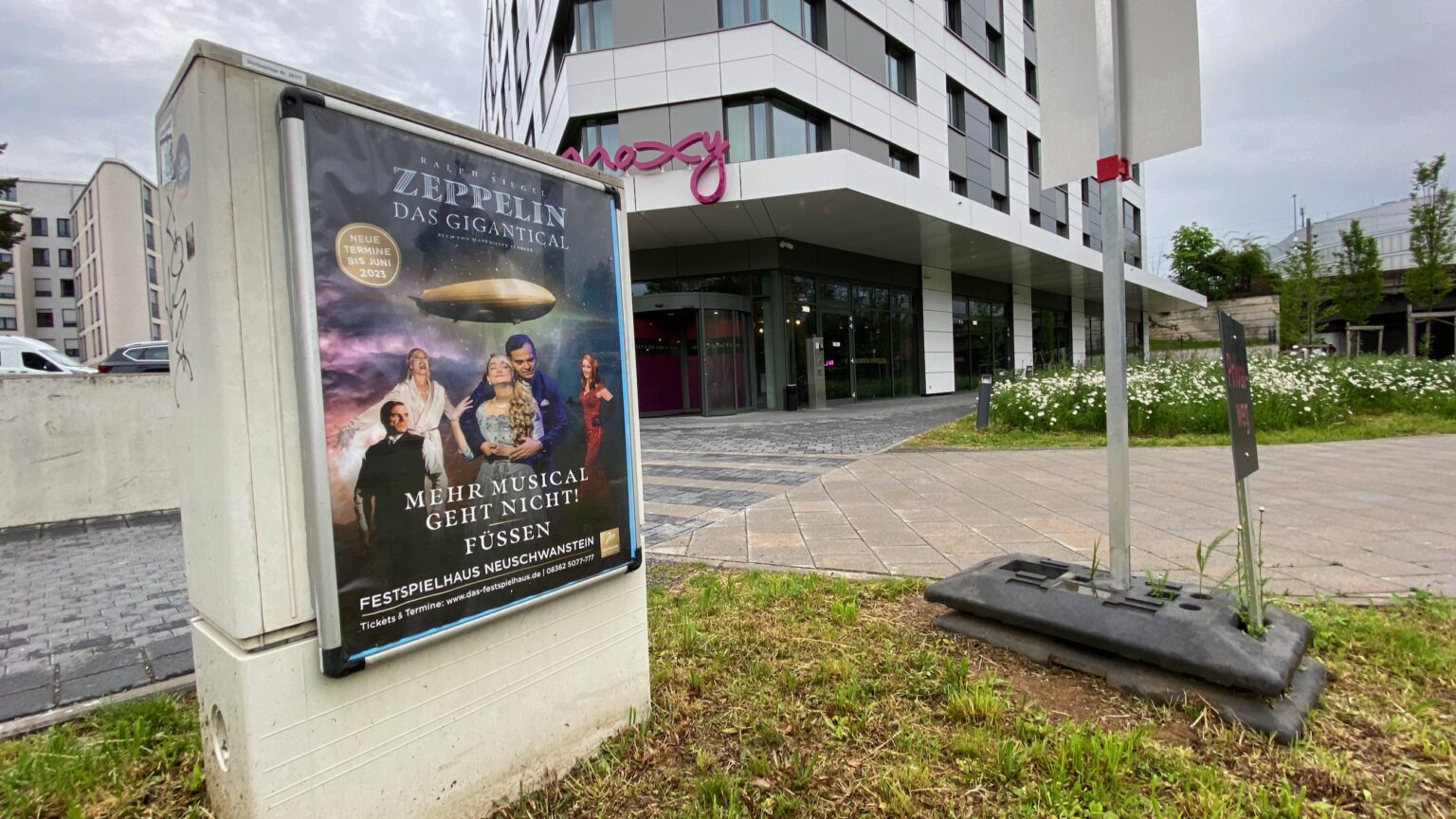 Zeppelin Musical Plakatwerbung in Stuttgart-Feuerbach